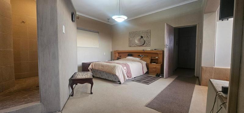 7 Bedroom Property for Sale in Middedorp Western Cape